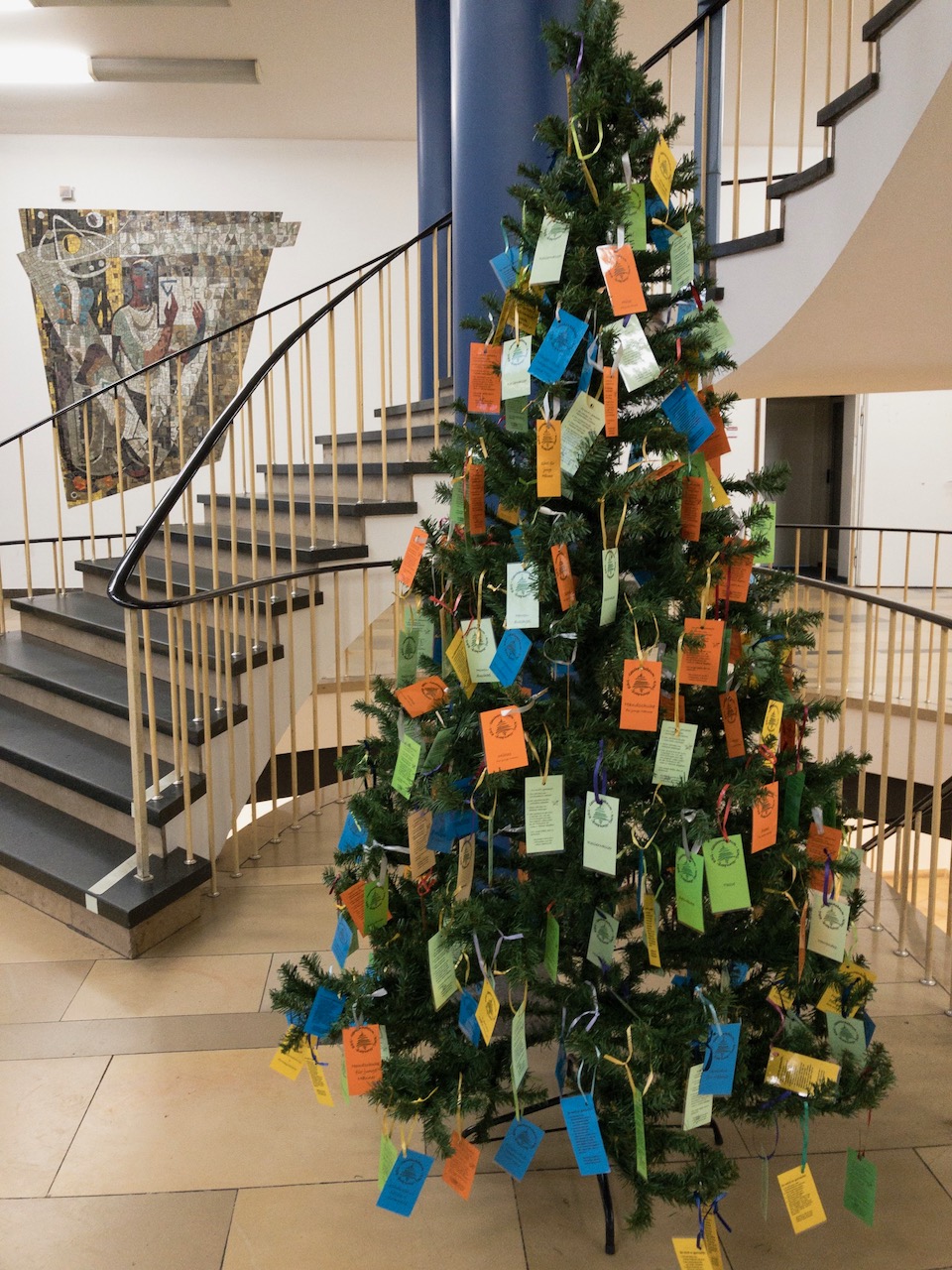 Wer in Nürnberg ein Kärtchen einsammeln möchte: Am Fachbereich Wirtschafts- und Sozialwissenschaften ist einer der Weihnachtsbäume zu finden. (Bild: FAU/Fabian Pfaffenberger)