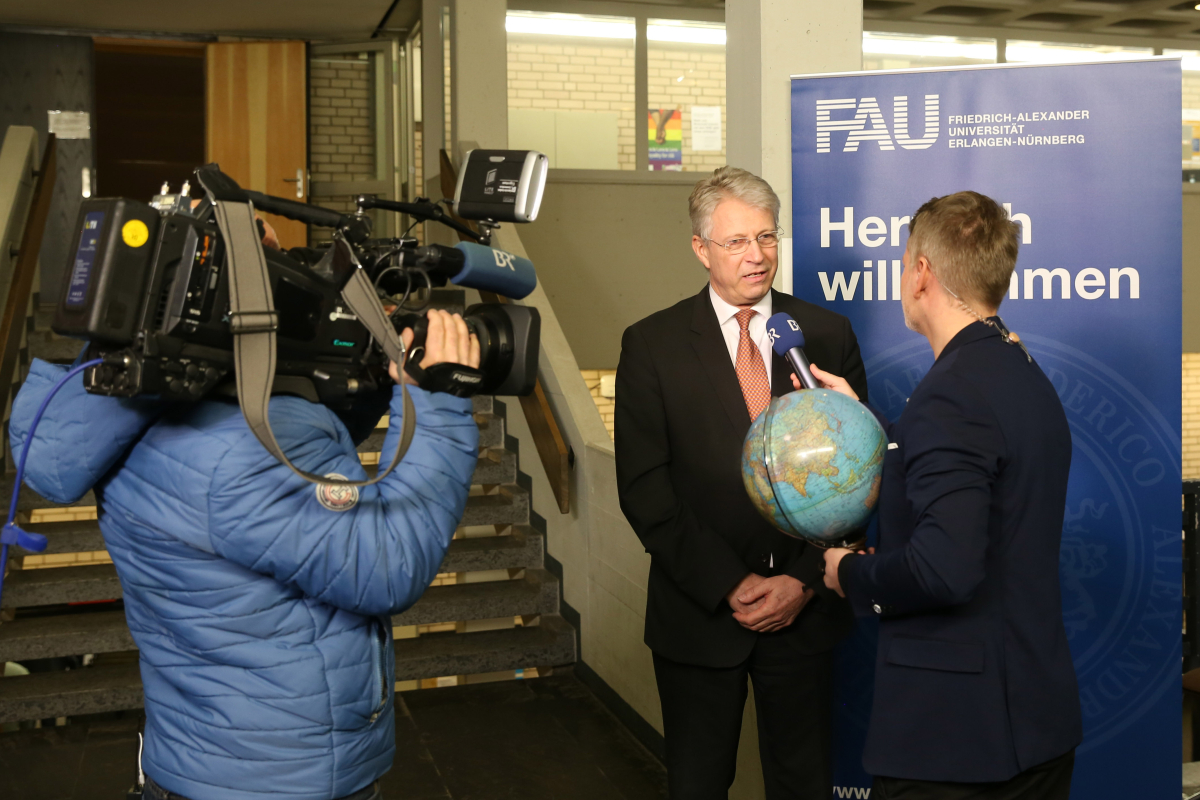 Im Rahmen des Jubiläumssymposiums "Future of Research - Research of Future" sprach der ehemalige Astronaut Thomas Reiter über „Die Exploration des Weltraums – Aktuelle Höhepunkte und zukünftige Entwicklungen“ und warf dabei einen Blick auf die Zukunft der astronautischen und robotischen Raumfahrt und die allgemeinen ESA-Trends. Das Symposium eröffnete das Jubiläumsjahr der FAU. Sie wird im Jahr 2018 275 Jahre alt. (Bild: FAU/Kurt Fuchs)