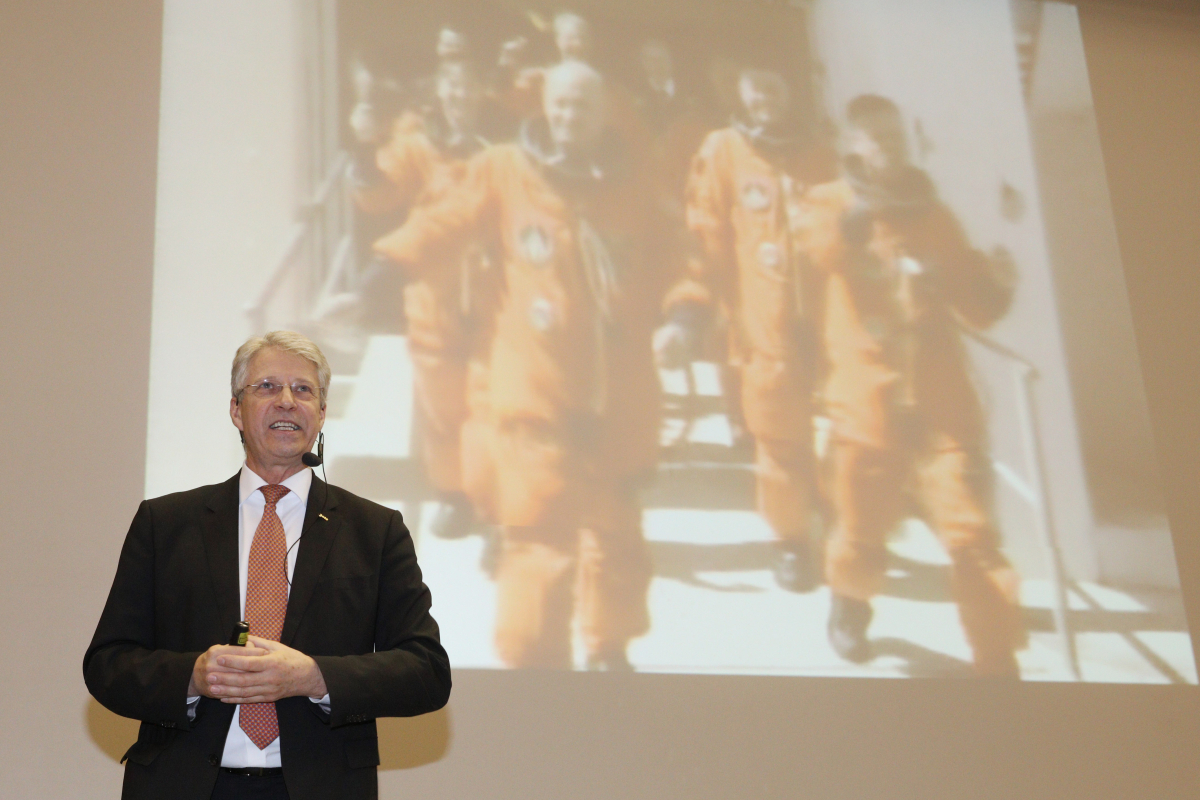 Im Rahmen des Jubiläumssymposiums "Future of Research - Research of Future" sprach der ehemalige Astronaut Thomas Reiter über „Die Exploration des Weltraums – Aktuelle Höhepunkte und zukünftige Entwicklungen“ und warf dabei einen Blick auf die Zukunft der astronautischen und robotischen Raumfahrt und die allgemeinen ESA-Trends. Das Symposium eröffnete das Jubiläumsjahr der FAU. Sie wird im Jahr 2018 275 Jahre alt. (Bild: FAU/Kurt Fuchs)