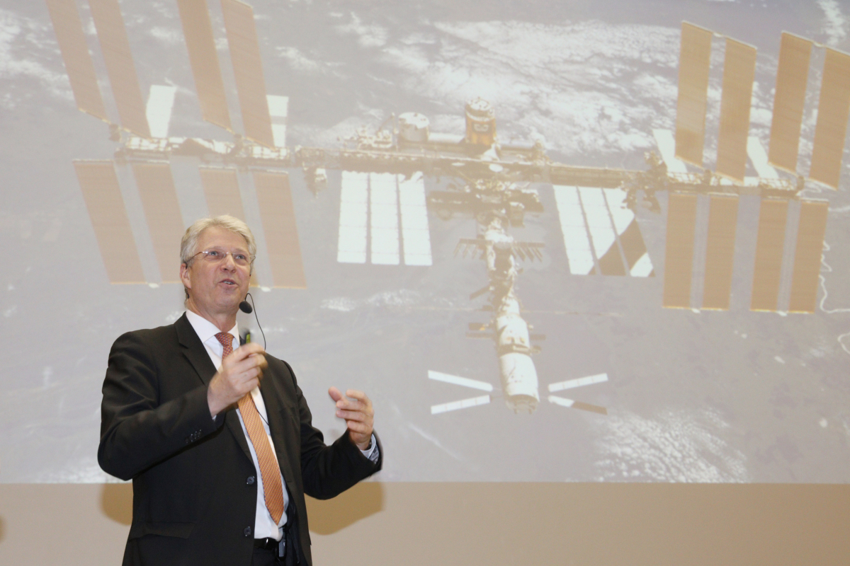 Im Rahmen des Jubiläumssymposiums "Future of Research - Research of Future" sprach der ehemalige Astronaut Thomas Reiter über „Die Exploration des Weltraums – Aktuelle Höhepunkte und zukünftige Entwicklungen“ und warf dabei einen Blick auf die Zukunft der astronautischen und robotischen Raumfahrt und die allgemeinen ESA-Trends. Das Symposium eröffnete das Jubiläumsjahr der FAU. Sie wird im Jahr 2018 275 Jahre alt. (Bild: FAU/Kurt Fuchs)