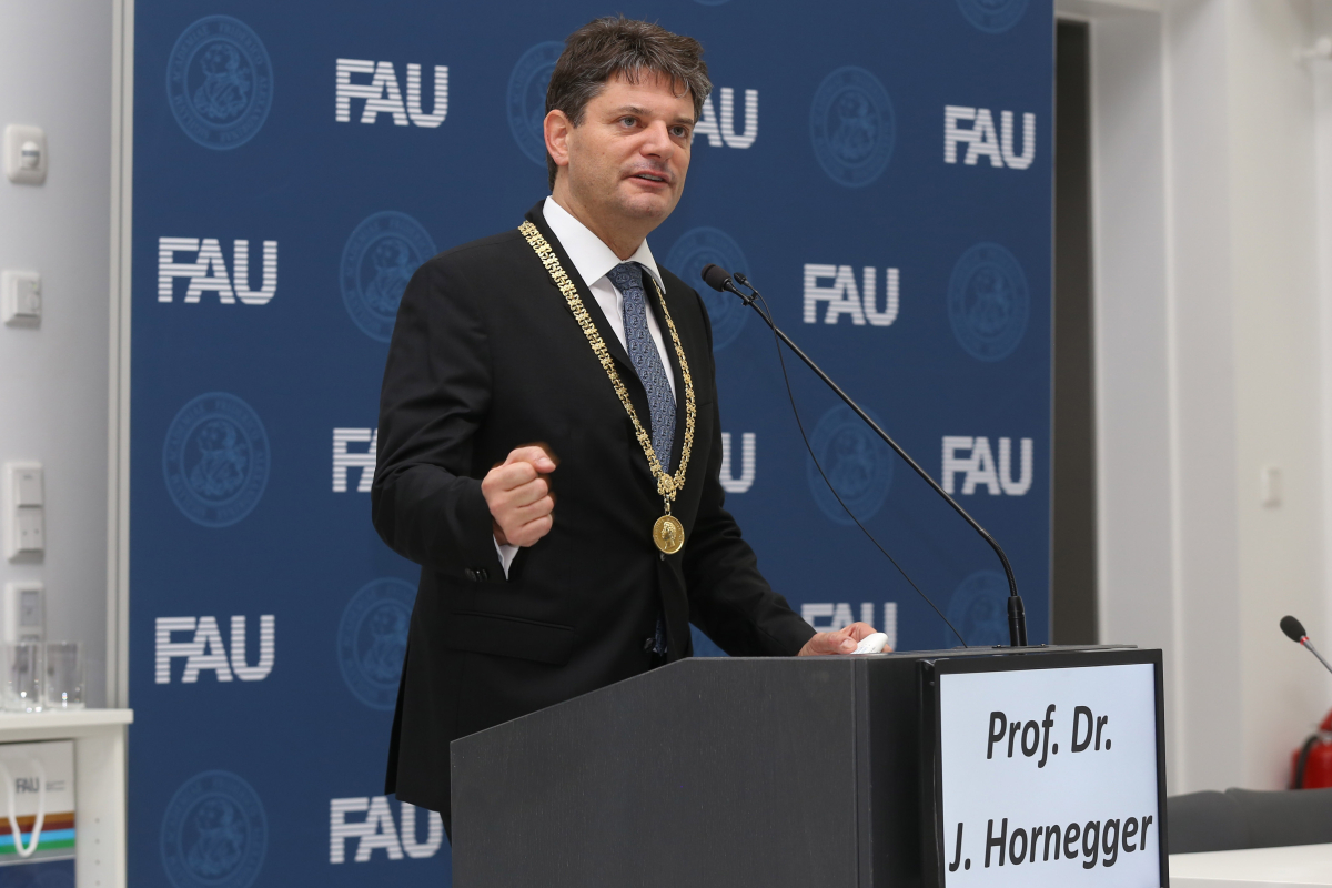 Im Jahr 2018 wird die FAU 275 Jahre alt. Ihr Jubiläumsjahr beginnt die Universität mit einem wissenschaftlichen Symposium zum Thema „Future of Research – Research of the Future“. Der Fokus ist fachübergreifend: FAU-Forscherinnen und Forscher aller Disziplinen werden gemeinsam mit internationalen Kollegen einen Blick in die Zukunft der Forschung werfen. FAU-Präsident Prof. Dr. Joachim Hornegger begrüßt die Symposiumsteilnehmer. (Bild: FAU/Kurt Fuchs)