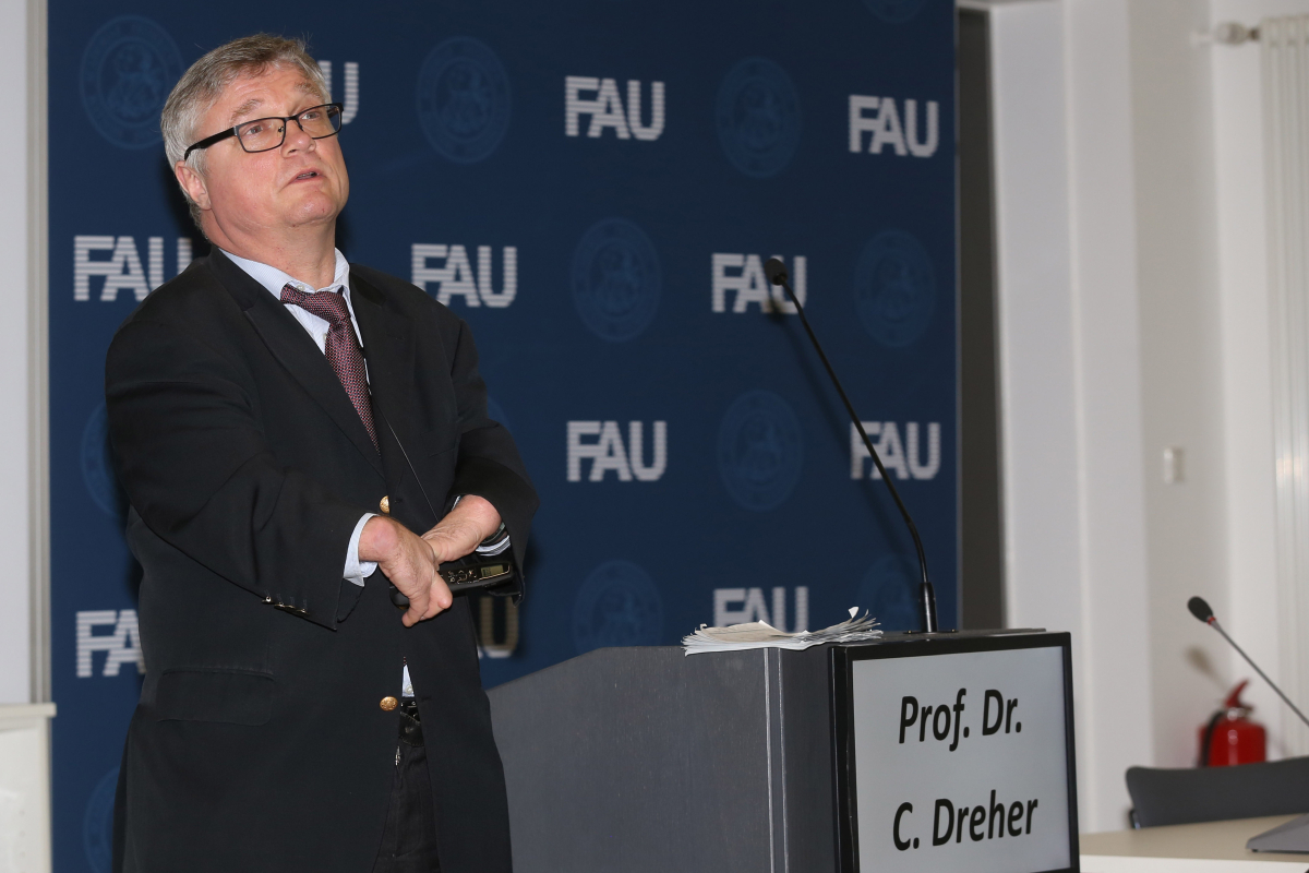 Im Jahr 2018 wird die FAU 275 Jahre alt. Ihr Jubiläumsjahr beginnt die Universität mit einem wissenschaftlichen Symposium zum Thema „Future of Research – Research of the Future“. Der Fokus ist fachübergreifend: FAU-Forscherinnen und Forscher aller Disziplinen werden gemeinsam mit internationalen Kollegen einen Blick in die Zukunft der Forschung werfen. Prof. Dr. Carsten Dreher (Berlin) hielt den Vortrag "Contradiction in terms or methods to madness? Outlook on the role of foresight in strategic development of universities". (Bild: FAU/Kurt Fuchs)