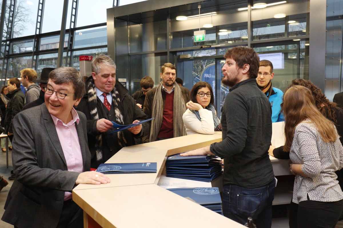 Im Jahr 2018 wird die FAU 275 Jahre alt. Ihr Jubiläumsjahr beginnt die Universität mit einem wissenschaftlichen Symposium zum Thema „Future of Research – Research of the Future“. Der Fokus ist fachübergreifend: FAU-Forscherinnen und Forscher aller Disziplinen werden gemeinsam mit internationalen Kollegen einen Blick in die Zukunft der Forschung werfen. (Bild: FAU/Kurt Fuchs)