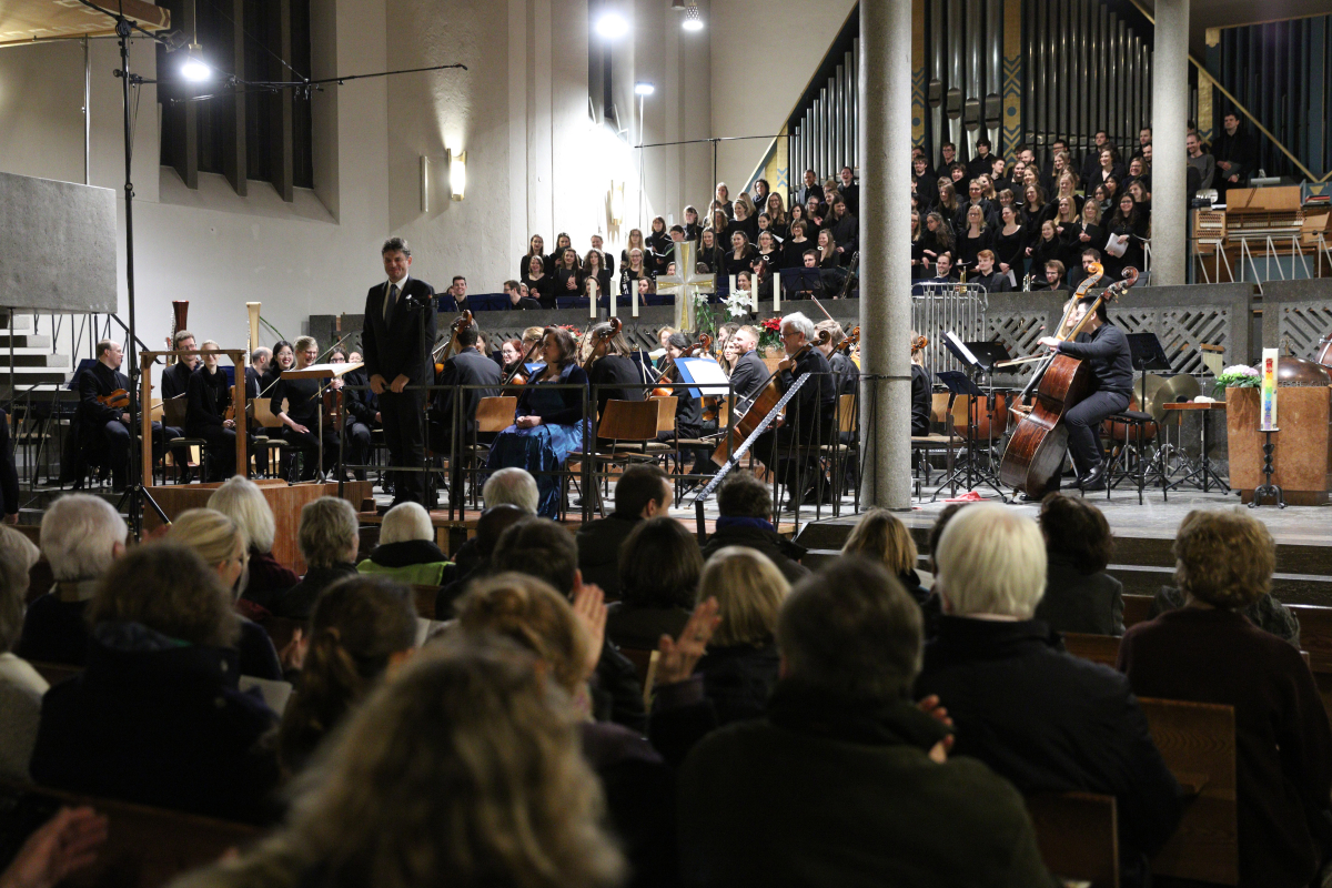 Anlässlich des 275. Jubiläums der FAU hat der Fürther Komponist und FAU-Alumnus Uwe Strübing die Festkantate „Wahrheit und Liebe“ geschaffen. Das von Universitätsmusikdirektor Prof. Dr. Konrad Klek zusammengestellte Libretto verbindet das biblische „Hohelied der Liebe“ (1. Korinther 13) mit Gedichten von Friedrich Rückert und Matthias Claudius. Es mahnt auf subtile Art die Wissenschaft zur Demut. Die Uraufführung mit Universitätsorchester, Universitätschor sowie Solistinnen und Solisten der FAU fand zum Abschluss des Eröffnungssymposiums „Future of Research – Research of the Future“ in der St. Matthäus Kirche im Rahmen eines festlichen Konzerts statt. (Bild: FAU/Kurt Fuchs)