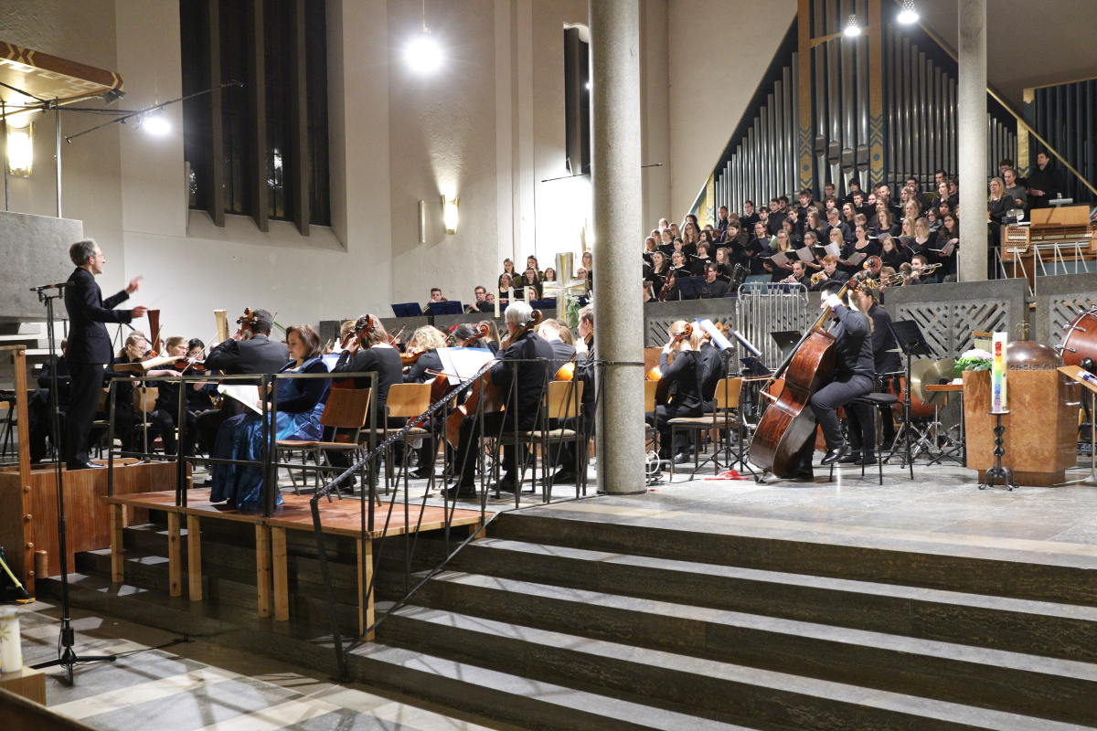 Anlässlich des 275. Jubiläums der FAU hat der Fürther Komponist und FAU-Alumnus Uwe Strübing die Festkantate „Wahrheit und Liebe“ geschaffen. Das von Universitätsmusikdirektor Prof. Dr. Konrad Klek zusammengestellte Libretto verbindet das biblische „Hohelied der Liebe“ (1. Korinther 13) mit Gedichten von Friedrich Rückert und Matthias Claudius. Es mahnt auf subtile Art die Wissenschaft zur Demut. Die Uraufführung mit Universitätsorchester, Universitätschor sowie Solistinnen und Solisten der FAU fand zum Abschluss des Eröffnungssymposiums „Future of Research – Research of the Future“ in der St. Matthäus Kirche im Rahmen eines festlichen Konzerts statt. Leitung: Universitätsmusikdirektor Prof. Dr. Konrad Klek (Bild: FAU/Kurt Fuchs)