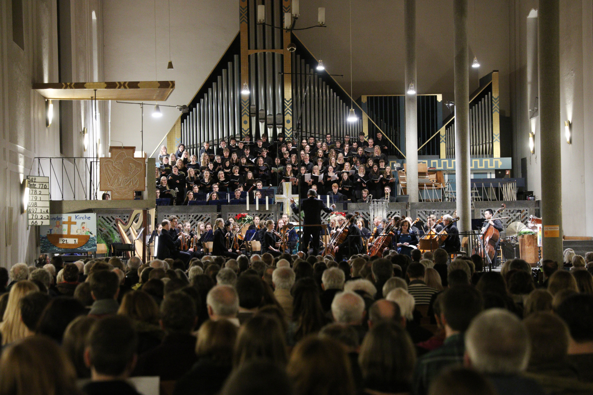 Anlässlich des 275. Jubiläums der FAU hat der Fürther Komponist und FAU-Alumnus Uwe Strübing die Festkantate „Wahrheit und Liebe“ geschaffen. Das von Universitätsmusikdirektor Prof. Dr. Konrad Klek zusammengestellte Libretto verbindet das biblische „Hohelied der Liebe“ (1. Korinther 13) mit Gedichten von Friedrich Rückert und Matthias Claudius. Es mahnt auf subtile Art die Wissenschaft zur Demut. Die Uraufführung mit Universitätsorchester, Universitätschor sowie Solistinnen und Solisten der FAU fand zum Abschluss des Eröffnungssymposiums „Future of Research – Research of the Future“ in der St. Matthäus Kirche im Rahmen eines festlichen Konzerts statt. (Bild: FAU/Kurt Fuchs)