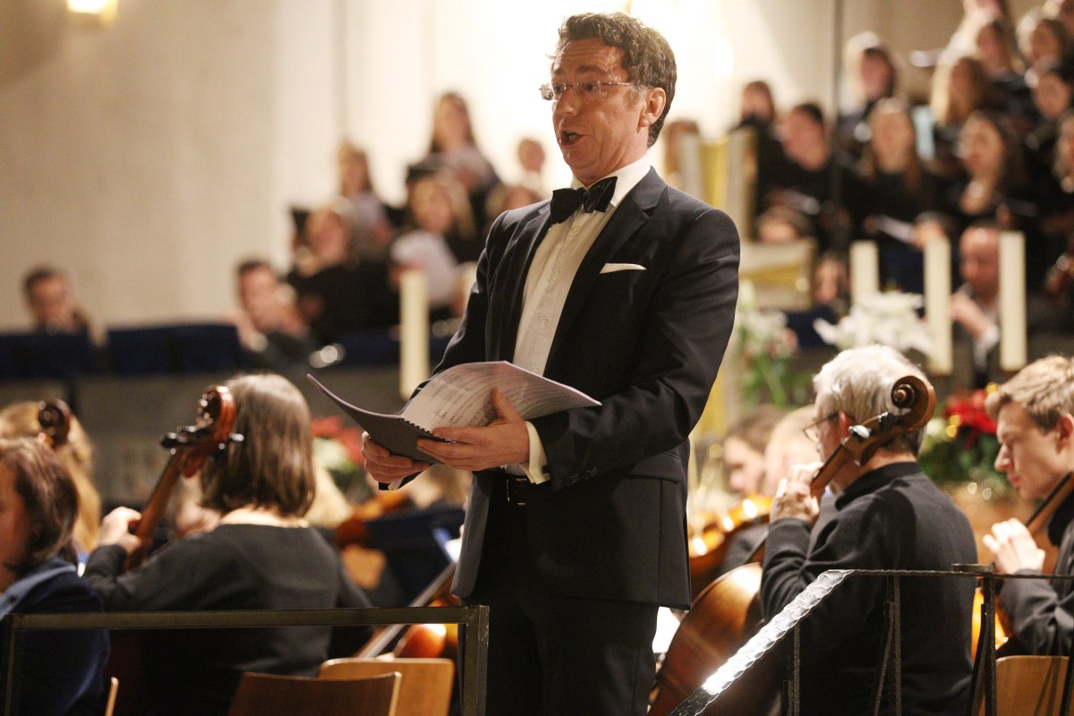 Anlässlich des 275. Jubiläums der FAU hat der Fürther Komponist und FAU-Alumnus Uwe Strübing die Festkantate „Wahrheit und Liebe“ geschaffen. Das von Universitätsmusikdirektor Prof. Dr. Konrad Klek zusammengestellte Libretto verbindet das biblische „Hohelied der Liebe“ (1. Korinther 13) mit Gedichten von Friedrich Rückert und Matthias Claudius. Es mahnt auf subtile Art die Wissenschaft zur Demut. Die Uraufführung mit Universitätsorchester, Universitätschor sowie Solistinnen und Solisten der FAU (hier im Bild: Prof. Dr. Christoph Safferling, Bariton) fand zum Abschluss des Eröffnungssymposiums „Future of Research – Research of the Future“ in der St. Matthäus Kirche im Rahmen eines festlichen Konzerts statt. (Bild: FAU/Kurt Fuchs)