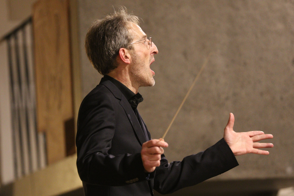 Anlässlich des 275. Jubiläums der FAU hat der Fürther Komponist und FAU-Alumnus Uwe Strübing die Festkantate „Wahrheit und Liebe“ geschaffen. Das von Universitätsmusikdirektor Prof. Dr. Konrad Klek (Foto) zusammengestellte Libretto verbindet das biblische „Hohelied der Liebe“ (1. Korinther 13) mit Gedichten von Friedrich Rückert und Matthias Claudius. Es mahnt auf subtile Art die Wissenschaft zur Demut. Die Uraufführung mit Universitätsorchester, Universitätschor sowie Solistinnen und Solisten der FAU fand zum Abschluss des Eröffnungssymposiums „Future of Research – Research of the Future“ in der St. Matthäus Kirche im Rahmen eines festlichen Konzerts statt. (Bild: FAU/Kurt Fuchs)