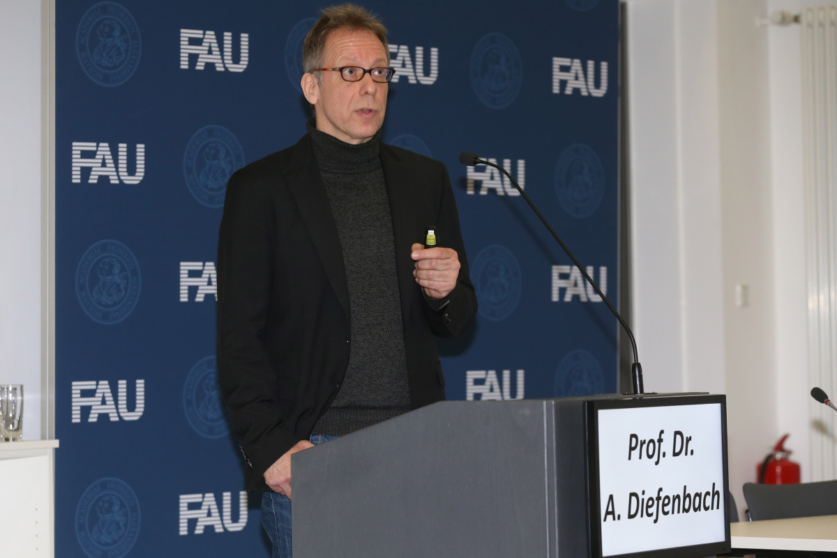 Im Jahr 2018 wird die FAU 275 Jahre alt. Ihr Jubiläumsjahr beginnt die Universität mit einem wissenschaftlichen Symposium zum Thema „Future of Research – Research of the Future“. Der Fokus ist fachübergreifend: FAU-Forscherinnen und Forscher aller Disziplinen werden gemeinsam mit internationalen Kollegen einen Blick in die Zukunft der Forschung werfen. (Bild: FAU/Kurt Fuchs)