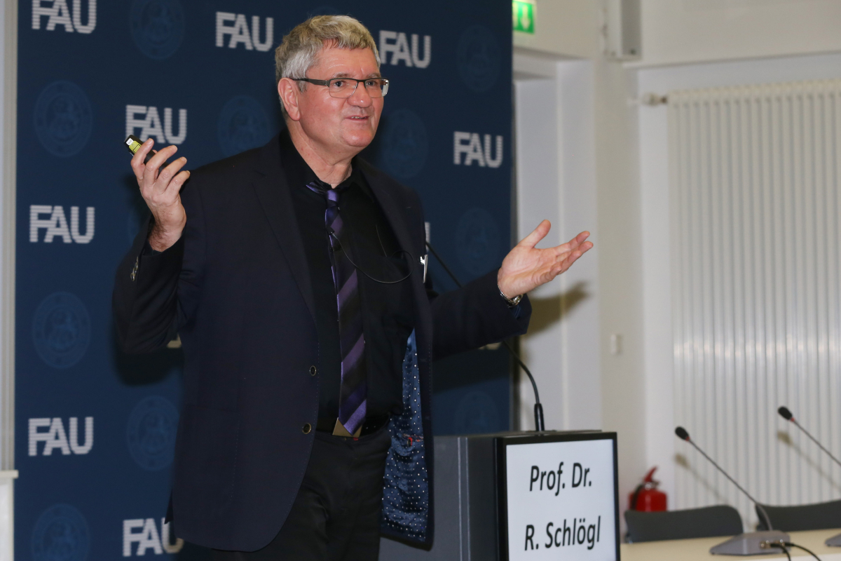 Im Jahr 2018 wird die FAU 275 Jahre alt. Ihr Jubiläumsjahr beginnt die Universität mit einem wissenschaftlichen Symposium zum Thema „Future of Research – Research of the Future“. Der Fokus ist fachübergreifend: FAU-Forscherinnen und Forscher aller Disziplinen werden gemeinsam mit internationalen Kollegen einen Blick in die Zukunft der Forschung werfen. (Bild: FAU/Kurt Fuchs)