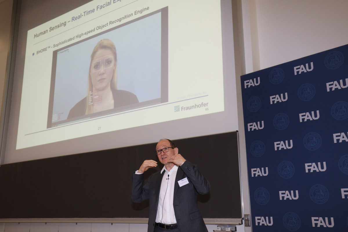 Im Jahr 2018 wird die FAU 275 Jahre alt. Ihr Jubiläumsjahr beginnt die Universität mit einem wissenschaftlichen Symposium zum Thema „Future of Research – Research of the Future“. Der Fokus ist fachübergreifend: FAU-Forscherinnen und Forscher aller Disziplinen werden gemeinsam mit internationalen Kollegen einen Blick in die Zukunft der Forschung werfen. (Bild: FAU/Kurt Fuchs)