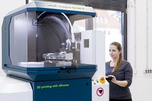 Anatomische Silikonmodelle aus dem 3D-Drucker Hannah Riedle steht vor einem 3D Drucker