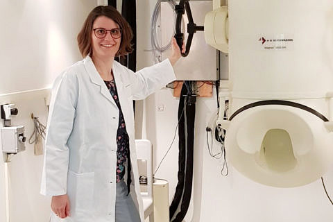 Dr. Nadia Müller-Voggel am Magnetenzephalografen