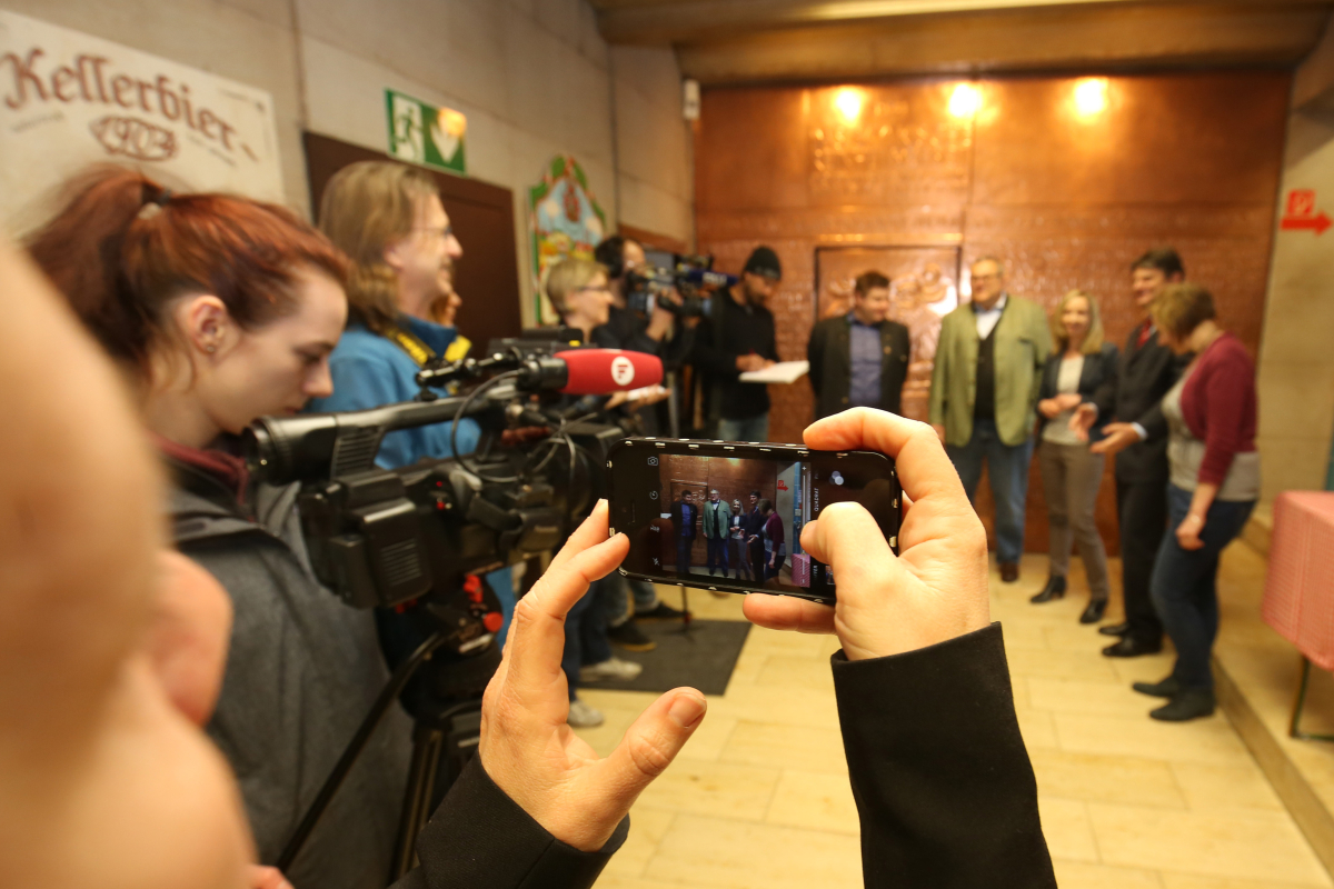 Pressetermin zum Braustart des Jubiläumsbiers der FAU am 22. März 2018 in der Privatbrauerei Kitzmann mit Verkostung der Vorderwürze. (Bild: FAU/Kurt Fuchs)