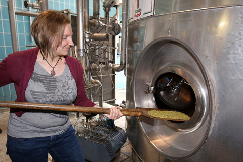 Pressetermin zum Braustart des Jubiläumsbiers der FAU am 22. März 2018 in der Privatbrauerei Kitzmann mit Verkostung der Vorderwürze: Lisa Jordan, Nachwuchsbrauerin und Doktorandin an der FAU, bei der Zugabe von Hopfen. (Bild: FAU/Kurt Fuchs)