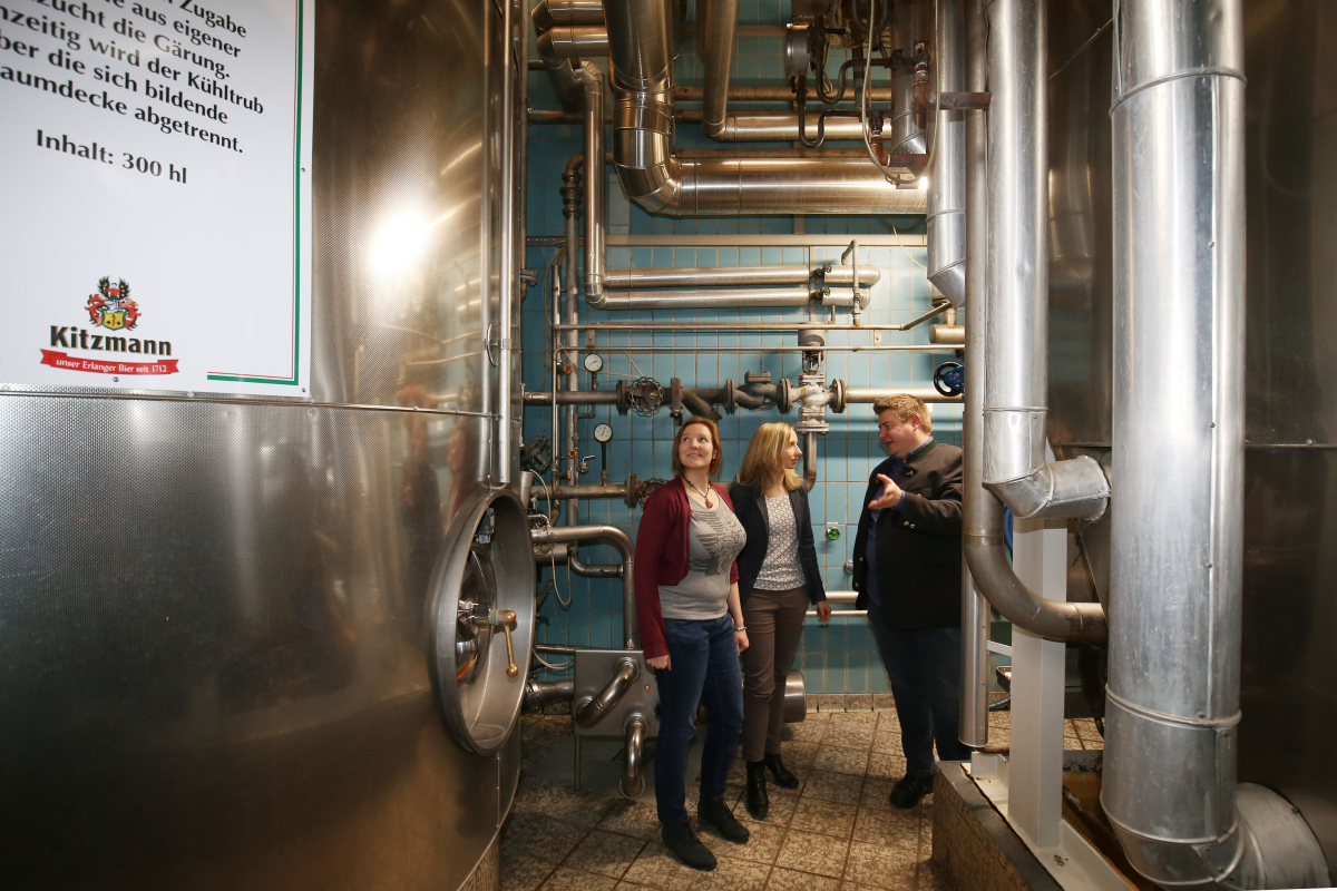 Pressetermin zum Braustart des Jubiläumsbiers der FAU am 22. März 2018 in der Privatbrauerei Kitzmann mit Verkostung der Vorderwürze. Im Bild v.l.n.r.: Lisa Jordan Nachwuchsbrauerin und Doktorandin der FAU, Prof. Dr. Kathrin Castiglione, Inhaberin des Lehrstuhls für Bioverfahrenstechnik, Stefan Herz, Braumeister Kitzmann-Bräu. (Bild: FAU/Kurt Fuchs)