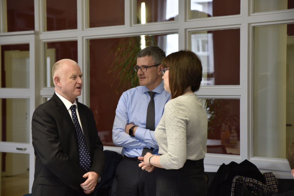 Prof. Dr. Paulsen (Mitte), FAU Vizepräsident für Lehre, im Gespräch mit Prof. Ross Young, Executive Dean der Faculty of Health der Queensland University of Technology (QUT) (links) und Prof. Laura Gregory, Privatdozentin für Anatomie an der QUT (rechts). (Bild: FAU/Christina Dworak)