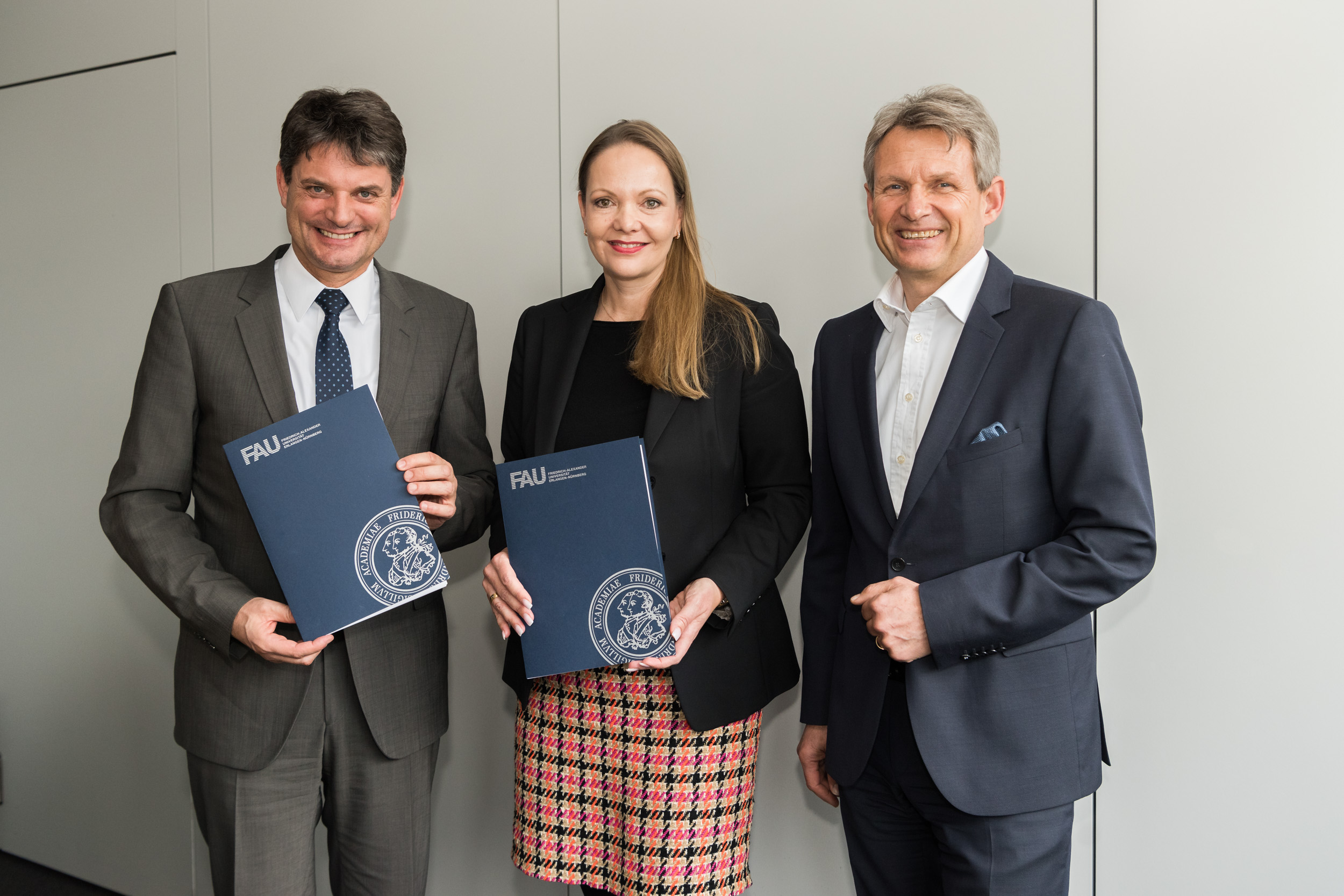 v.l.n.r.: Prof. Dr. Joachim Hornegger (Präsident FAU), Julia Bangerth (Personalleiterin DATEV eG) und
Jörg von Pappenheim (Vorstandsmitglied DATEV eG)