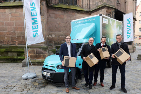 Gruppenfoto vor Elektro-LKW