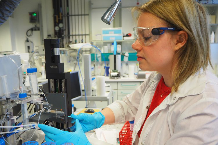 Forscherin untersucht Iridium-Oxide
