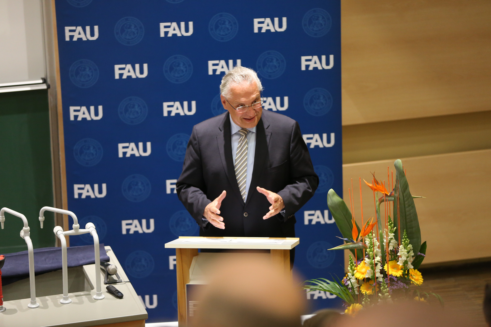 Der 1. Bauabschnitt des Chemikums der Friedrich-Alexander-Universität Erlangen-Nürnberg (FAU) ist abgeschlossen: Auf circa 10.000 Quadratmetern Nutzflächen forschen und lehren die Lehrstühle für Organische Chemie I und II, der Lehrstuhl für Pharmazeutische Chemie, der Lehrstuhl für Lebensmittelchemie sowie verschiedene Professuren und Arbeitskreise. (Bild: FAU/Erich Malter)