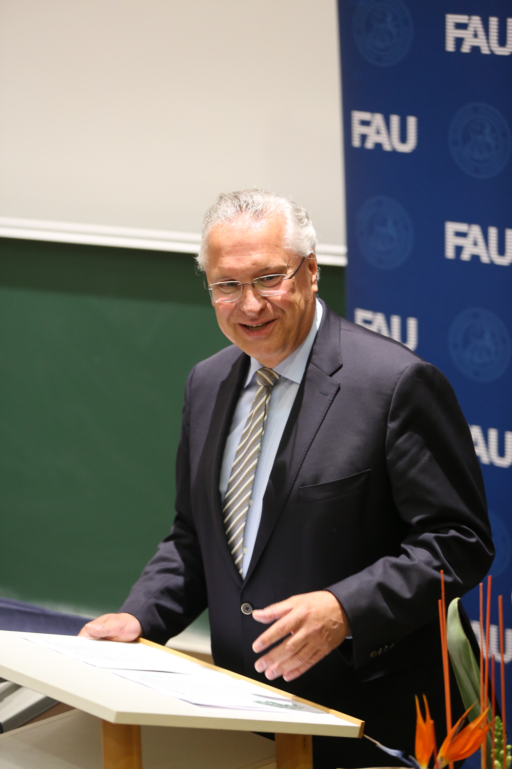 Der 1. Bauabschnitt des Chemikums der Friedrich-Alexander-Universität Erlangen-Nürnberg (FAU) ist abgeschlossen: Auf circa 10.000 Quadratmetern Nutzflächen forschen und lehren die Lehrstühle für Organische Chemie I und II, der Lehrstuhl für Pharmazeutische Chemie, der Lehrstuhl für Lebensmittelchemie sowie verschiedene Professuren und Arbeitskreise. (Bild: FAU/Erich Malter)