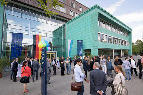 Der 1. Bauabschnitt des Chemikums der Friedrich-Alexander-Universität Erlangen-Nürnberg (FAU) ist abgeschlossen: Auf circa 10.000 Quadratmetern Nutzflächen forschen und lehren die Lehrstühle für Organische Chemie I und II, der Lehrstuhl für Pharmazeutische Chemie, der Lehrstuhl für Lebensmittelchemie sowie verschiedene Professuren und Arbeitskreise. (Bild: FAU/Erich Malter)