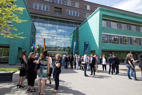 Der 1. Bauabschnitt des Chemikums der Friedrich-Alexander-Universität Erlangen-Nürnberg (FAU) ist abgeschlossen: Auf circa 10.000 Quadratmetern Nutzflächen forschen und lehren die Lehrstühle für Organische Chemie I und II, der Lehrstuhl für Pharmazeutische Chemie, der Lehrstuhl für Lebensmittelchemie sowie verschiedene Professuren und Arbeitskreise. (Bild: FAU/Erich Malter)