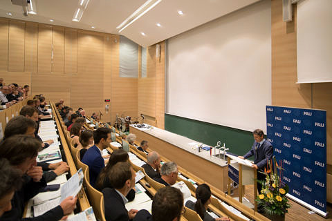 Der 1. Bauabschnitt des Chemikums der Friedrich-Alexander-Universität Erlangen-Nürnberg (FAU) ist abgeschlossen: Auf circa 10.000 Quadratmetern Nutzflächen forschen und lehren die Lehrstühle für Organische Chemie I und II, der Lehrstuhl für Pharmazeutische Chemie, der Lehrstuhl für Lebensmittelchemie sowie verschiedene Professuren und Arbeitskreise. (Bild: FAU/Erich Malter)