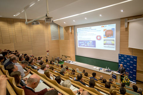 Der 1. Bauabschnitt des Chemikums der Friedrich-Alexander-Universität Erlangen-Nürnberg (FAU) ist abgeschlossen: Auf circa 10.000 Quadratmetern Nutzflächen forschen und lehren die Lehrstühle für Organische Chemie I und II, der Lehrstuhl für Pharmazeutische Chemie, der Lehrstuhl für Lebensmittelchemie sowie verschiedene Professuren und Arbeitskreise. (Bild: FAU/Erich Malter)