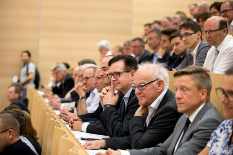 Der 1. Bauabschnitt des Chemikums der Friedrich-Alexander-Universität Erlangen-Nürnberg (FAU) ist abgeschlossen: Auf circa 10.000 Quadratmetern Nutzflächen forschen und lehren die Lehrstühle für Organische Chemie I und II, der Lehrstuhl für Pharmazeutische Chemie, der Lehrstuhl für Lebensmittelchemie sowie verschiedene Professuren und Arbeitskreise. (Bild: FAU/Erich Malter)