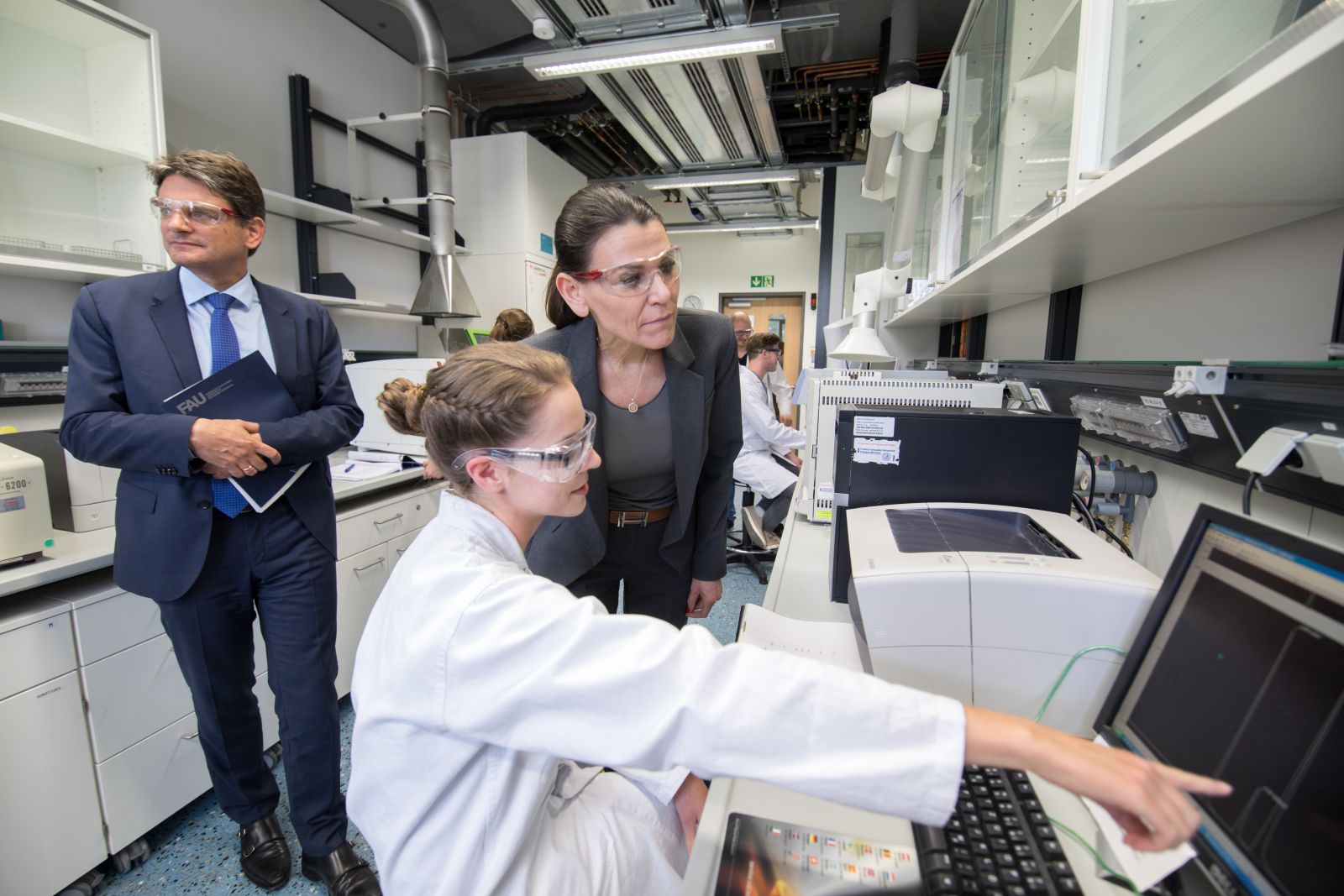 Der 1. Bauabschnitt des Chemikums der Friedrich-Alexander-Universität Erlangen-Nürnberg (FAU) ist abgeschlossen: Auf circa 10.000 Quadratmetern Nutzflächen forschen und lehren die Lehrstühle für Organische Chemie I und II, der Lehrstuhl für Pharmazeutische Chemie, der Lehrstuhl für Lebensmittelchemie sowie verschiedene Professuren und Arbeitskreise. (Bild: FAU/Erich Malter)