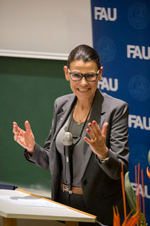 Der 1. Bauabschnitt des Chemikums der Friedrich-Alexander-Universität Erlangen-Nürnberg (FAU) ist abgeschlossen: Auf circa 10.000 Quadratmetern Nutzflächen forschen und lehren die Lehrstühle für Organische Chemie I und II, der Lehrstuhl für Pharmazeutische Chemie, der Lehrstuhl für Lebensmittelchemie sowie verschiedene Professuren und Arbeitskreise. (Bild: FAU/Erich Malter)