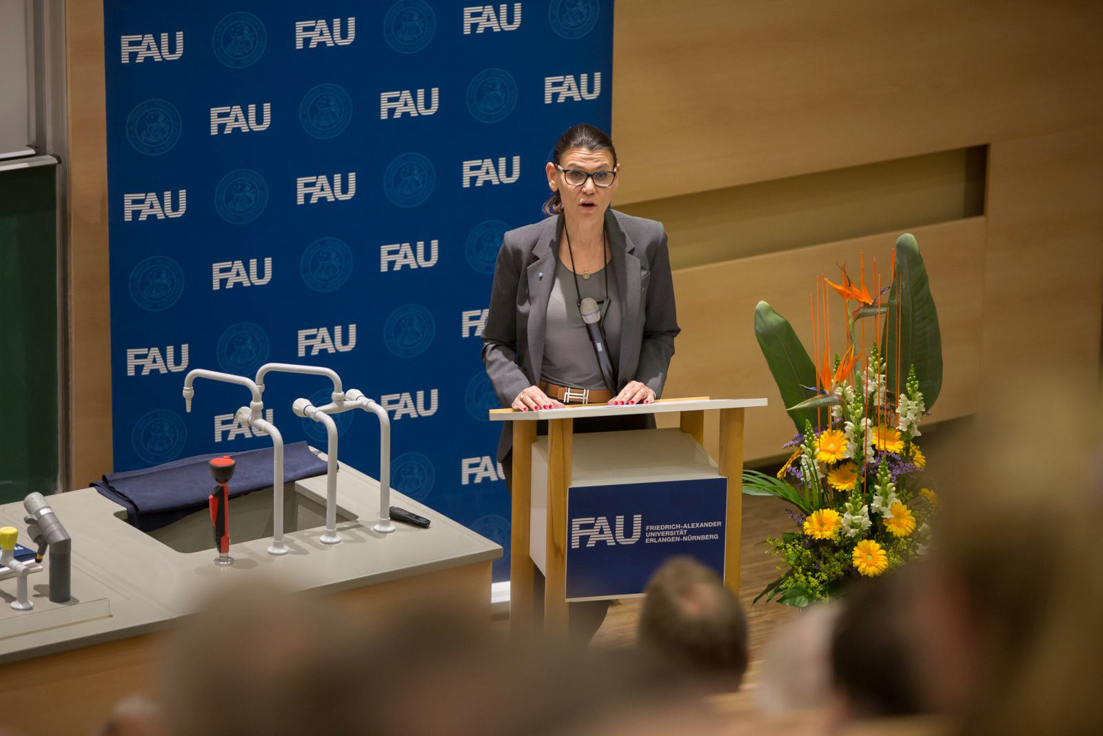 Der 1. Bauabschnitt des Chemikums der Friedrich-Alexander-Universität Erlangen-Nürnberg (FAU) ist abgeschlossen: Auf circa 10.000 Quadratmetern Nutzflächen forschen und lehren die Lehrstühle für Organische Chemie I und II, der Lehrstuhl für Pharmazeutische Chemie, der Lehrstuhl für Lebensmittelchemie sowie verschiedene Professuren und Arbeitskreise. (Bild: FAU/Erich Malter)