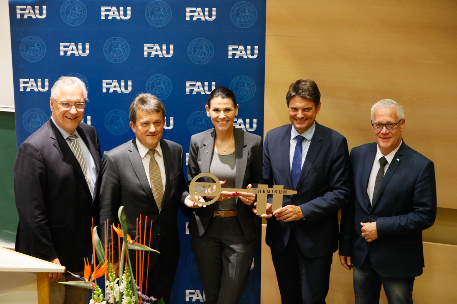 Der 1. Bauabschnitt des Chemikums der Friedrich-Alexander-Universität Erlangen-Nürnberg (FAU) ist abgeschlossen: Auf circa 10.000 Quadratmetern Nutzflächen forschen und lehren die Lehrstühle für Organische Chemie I und II, der Lehrstuhl für Pharmazeutische Chemie, der Lehrstuhl für Lebensmittelchemie sowie verschiedene Professuren und Arbeitskreise. (Bild: FAU/Erich Malter)