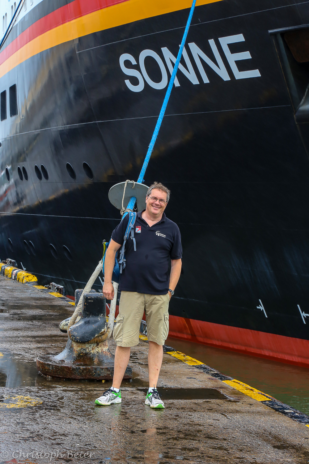 Forschungsleiter vor Schiff