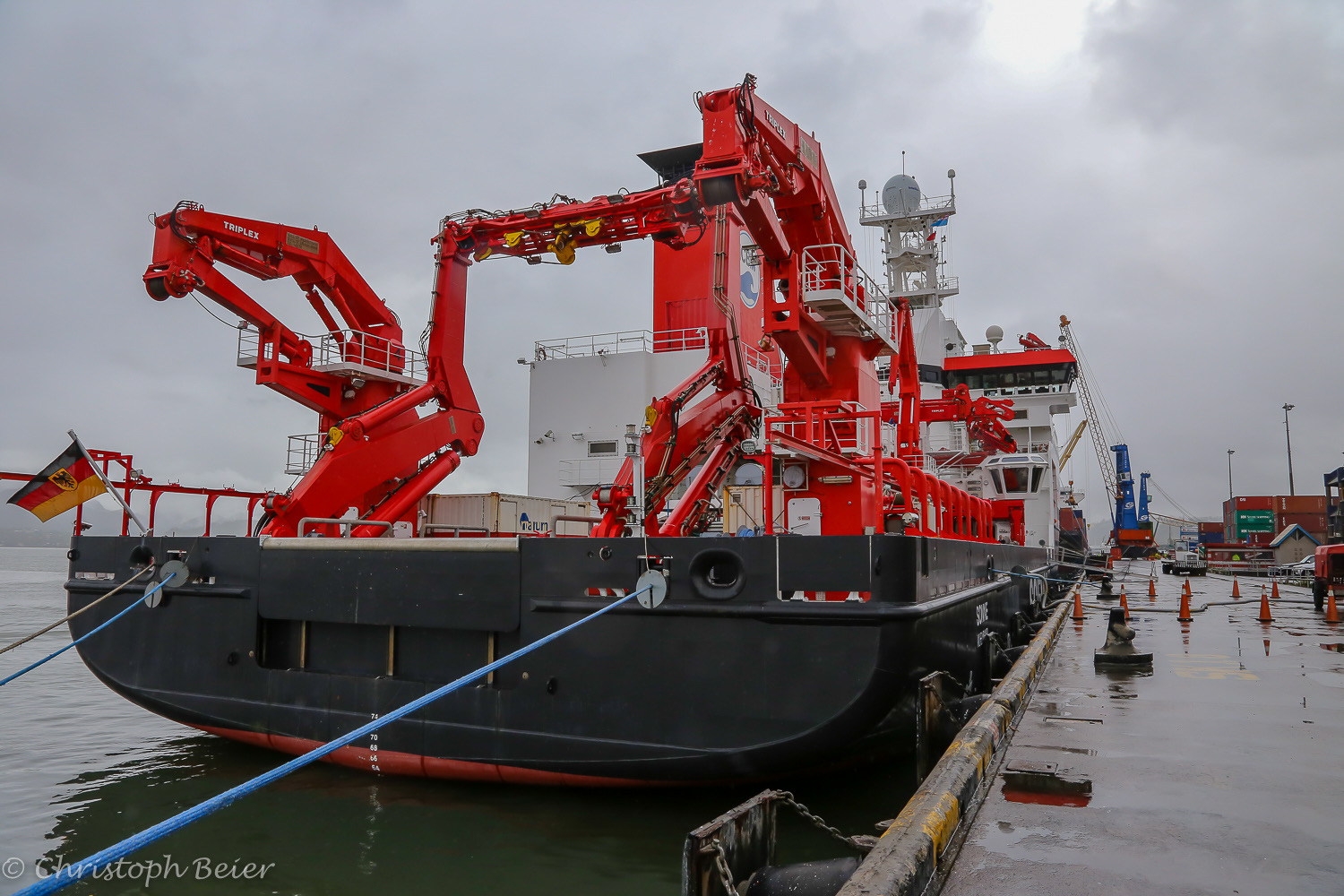 Rückseite des Schiffes mit Kränen