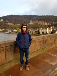 Privatfoto von Ilija Gets auf einer Brücke.