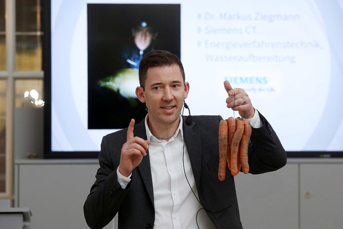 Mann hält etwas in der Hand