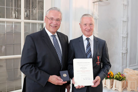 Bayerns Innenminister Joachim Herrmann händigt am 13.Juli 2018 in Erlangen das Verdienstkreuz am Bande des Verdienstordens der Bundesrepublik Deutschland an Prof. Dr. Johann Drexler aus
		(Bild: Kurt Fuchs)