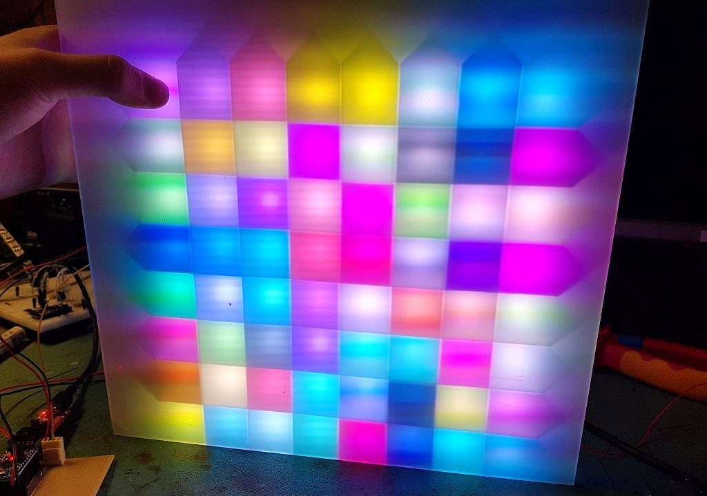 Vernetzte LEDs und Steuerung über den PC machen eine individuelle Beleuchtung möglich. (Bild: Samuel Kosmann)