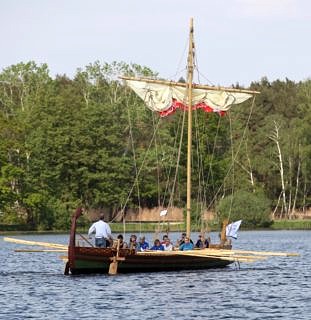 Die F.A.N., das Römerboot der FAU, bei Übungseinheiten auf dem Dechsendorfer Weiher.