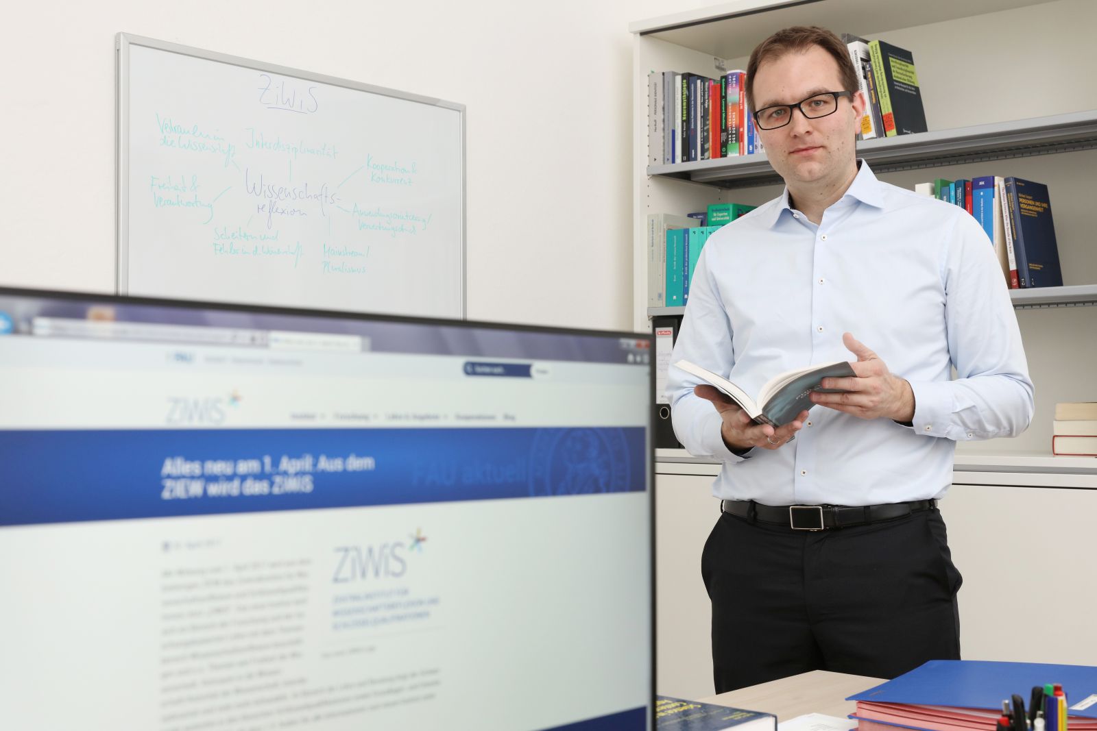 Michael Jungert im Büro
