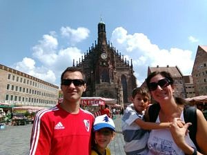 Prof. Ballarre mit Ehemann Diego (links) und den Kindern Paulina und Enzo auf dem Hauptmarkt in Nürnberg. (Bild: Diego L. Lucifora)