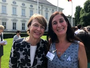 Prof. Dr. Josefina Ballare (rechts) mit Elke Büdenbender, Frau des Deutschen Bundespräsidenten Frank-Walter Steinmeier, beim Empfang der Humboldt-Stipendiaten auf Schloss Bellevue in Berlin. (Bild: Dr. Bettina Mahler)