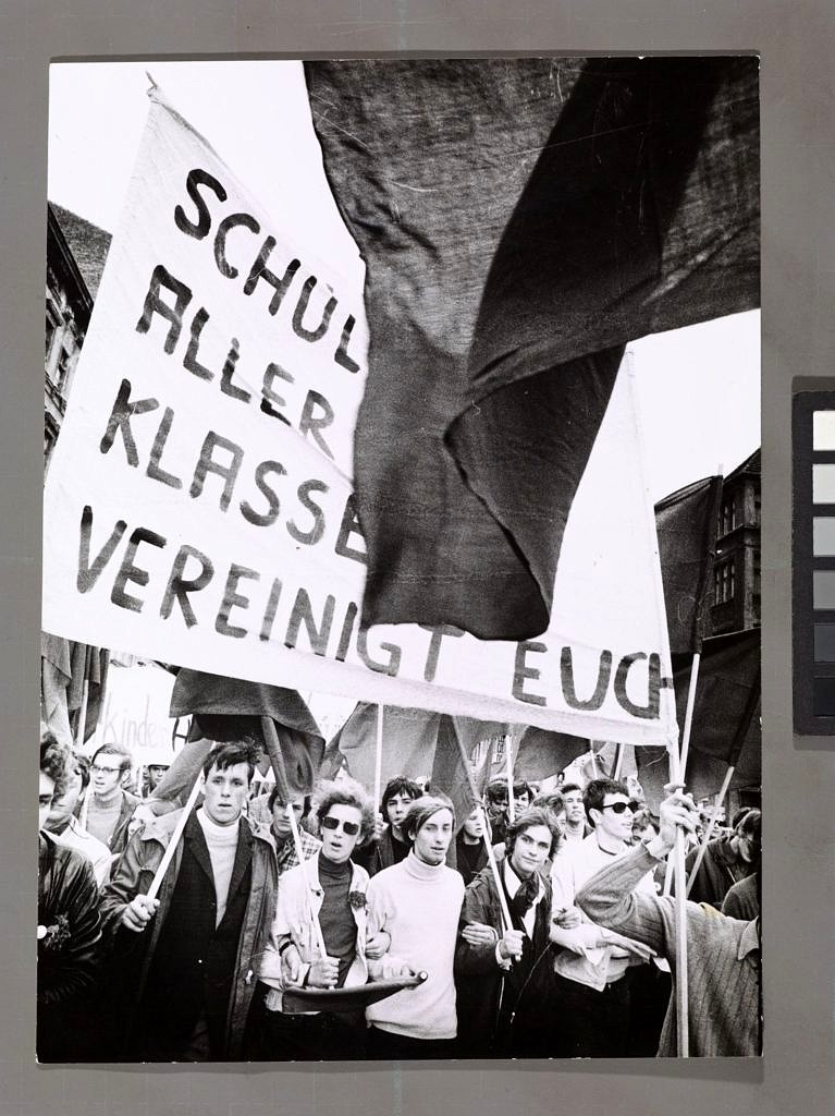 Schüler mit Plakat "Schüler aller Klassen vereinigt euch"