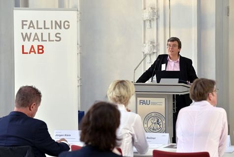 Prof. Dr. Kathrin Möslein, FAU-Vizepräsidentin Outreach, heißt die Teilnehmerinnen und Teilnehmer des Falling Walls Labs herzlich willkommen. Diese haben die Möglichkeit ihre Forschungsprojekte, Ideen und sozialen Initiativen vorzustellen. Vertreterinnen und Vertreter der FAU sowie anderer Universitäten und namhafter Unternehmen entscheiden, wer als erste Siegerin oder erster Sieger im November am weltweiten Falling Walls Lab Finale in Berlin teilnimmt. (Bild: FAU/Harald Sippel)