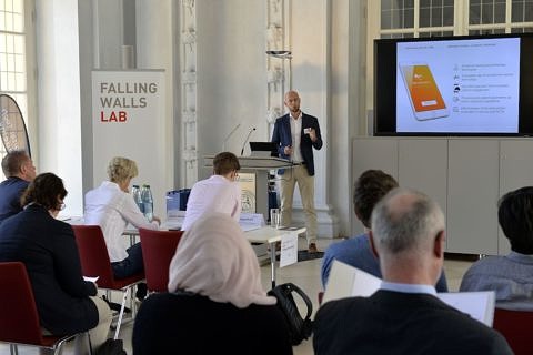 Die Jury stand vor einer herausfordernden Entscheidung. Denn 13 Studierende sowie junge Wissenschaftlerinnen und Wissenschaftler unterschiedlicher Universitäten sowie aus der Wirtschaft stellten innovative Forschungsprojekte vor. Hier präsentiert Christian Aljoscha Lukas von der FAU sein Projekt "Breaking the Wall of Mental Disorders". (Bild: FAU/Harald Sippel)