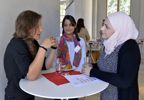 Auch zum Netzwerken war auf dem Falling Walls Lab Gelegenheit. So tauschten sich Studierende sowie junge Wissenschaftlerinnen und Wissenschaftler mit ähnlichen Forschungsinteressen über ihre Themen aus: Sophie Wittmann von der FAU, Sofia Saleem von der Universität Erfurt und Saria Krayem von der Humboldt Universität Berlin (v.l.) (Bild: FAU/Harald Sippel)