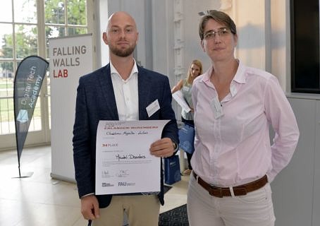 Der 3. Platz geht an Christian Aljoscha Lukas, wissenschaftlicher Mitarbeiter vom Lehrstuhl für Klinische Psychologie und Psychotherapie der FAU, der mit seinem Projekt "Breaking the Wall of Mental Disorders" psychisch kranken Menschen helfen möchte. 17 Prozent der Weltbevölkerung leidet an Depressionen, Angststörungen oder übermäßigem Alkoholkonsum. Jedoch sind derzeitige Therapiemöglichkeiten teuer und mit langen Wartezeiten verbunden. Um diesem Problem entgegenzuwirken, entwickelte er ein Programm für Smartphones, mit dem die Betroffenen auch ohne festen Therapieplatz schnell und leicht Zugang zu Hilfe bekommen sollen. (Bild: FAU/Harald Sippel)